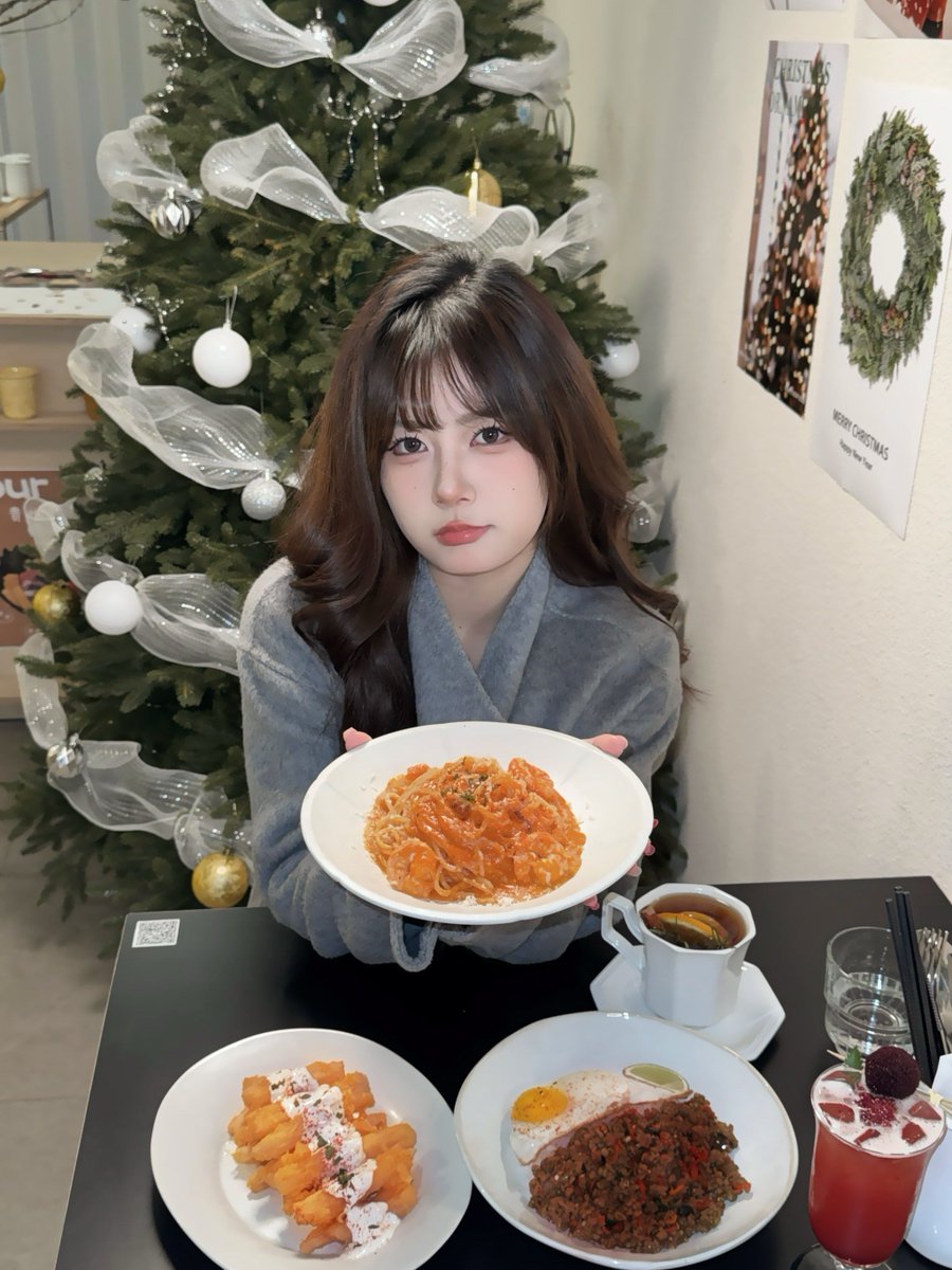 blueberrywonder's tweet photo. Warm soup, soft steamed buns, and quiet late-night company—this little diner’s got all you need to chase the midnight chill away. ， https://t.co/MAjwnxttLC