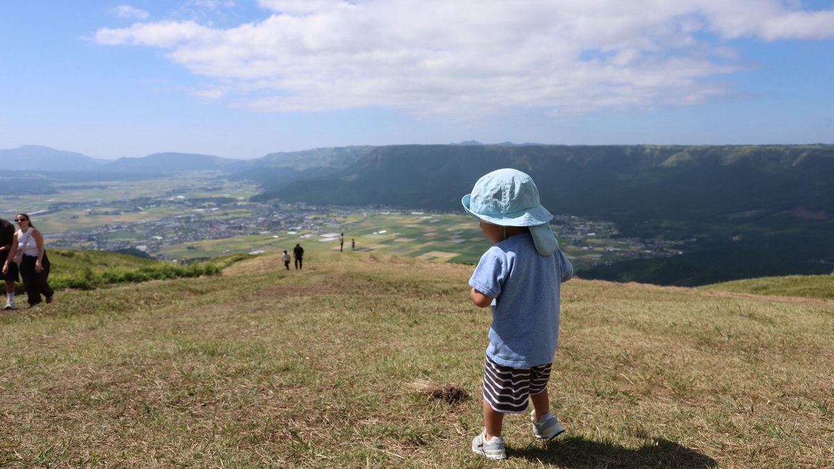 JunJun_0706's tweet photo. シルバーウィーク4日目は、1泊2日で阿蘇へ。

熊本出身なのに、阿蘇は子どもの頃のおぼろげな記憶しかなく、自分で運転して来たのは今回が初めてです。

午前中、まずは大観峰へ。これからお昼ごはんです。 https://t.co/H628k1SsjA