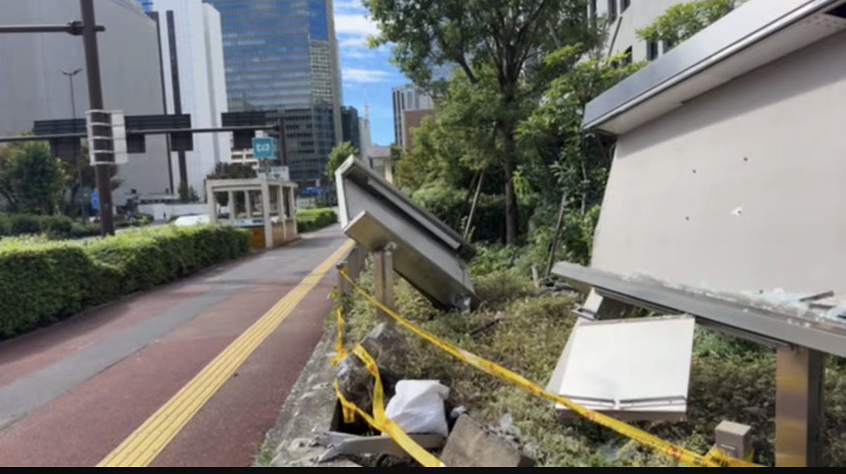rd369_TN's tweet photo. 財務省に車両が突っ込んだ様だ！ https://t.co/Y8SiLzAT9m