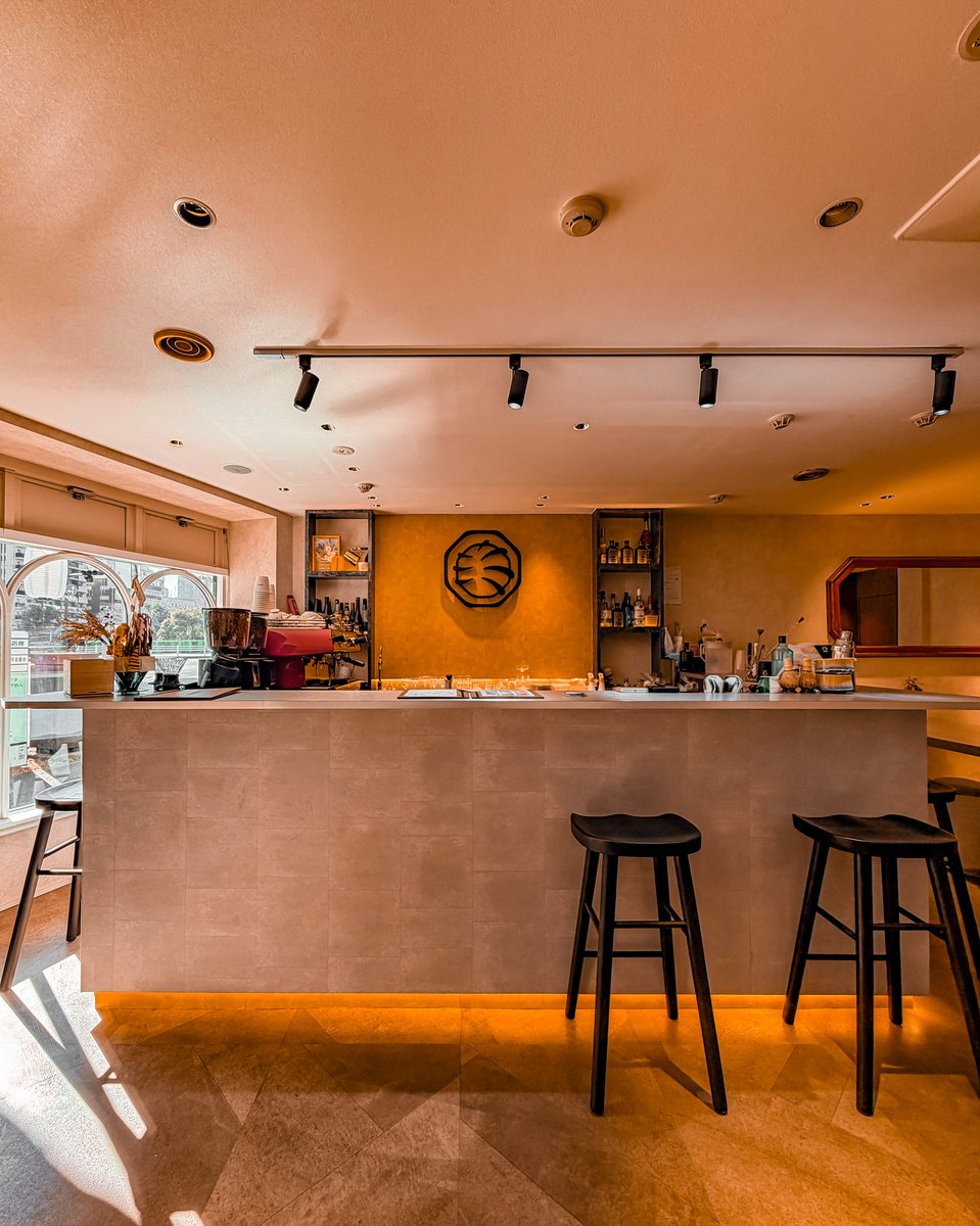chloemooretbogk's tweet photo. I visited latte art champion Li Wei-Hsuan’s coffee shop two days in a row. Opened last October in Shinfucho, Li Wei Tokyo is a 10-minute walk straight ahead from the Tsukiji Outer Market. The blue-gray space is bright and sunny, with counter and https://t.co/0jTJITmcde