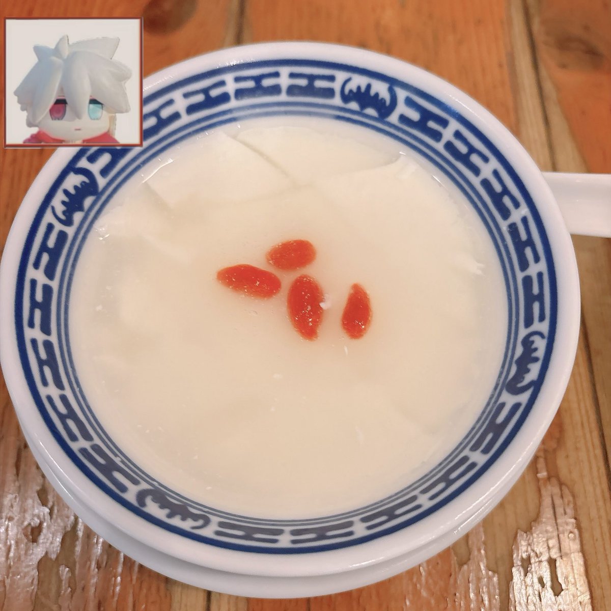 takacccccy's tweet photo. アチアチ餃子とあったか麺を食べてからの冷え冷え杏仁豆腐、ありがとうございます。ッチサンもワイプで見ています。器も冷やしてあるから最後まで冷え冷えなのが嬉しいね https://t.co/ZnKPP4yETW