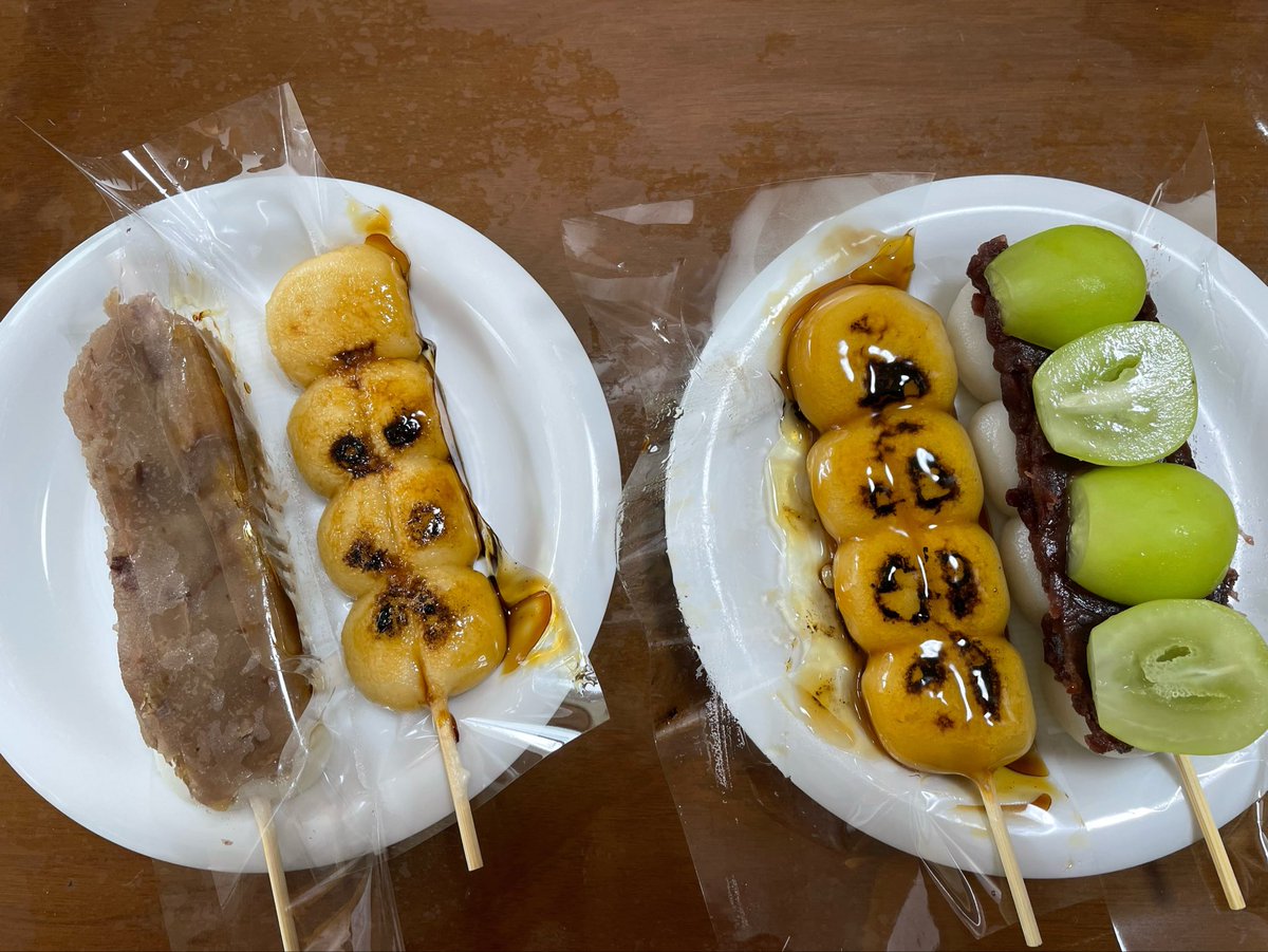hanaQLow's tweet photo. お墓参り行って、お寺近くのお団子屋さんで🍡を買う。
栗餡のおだんごが美味しかった〜。 https://t.co/LJAClbEbtz