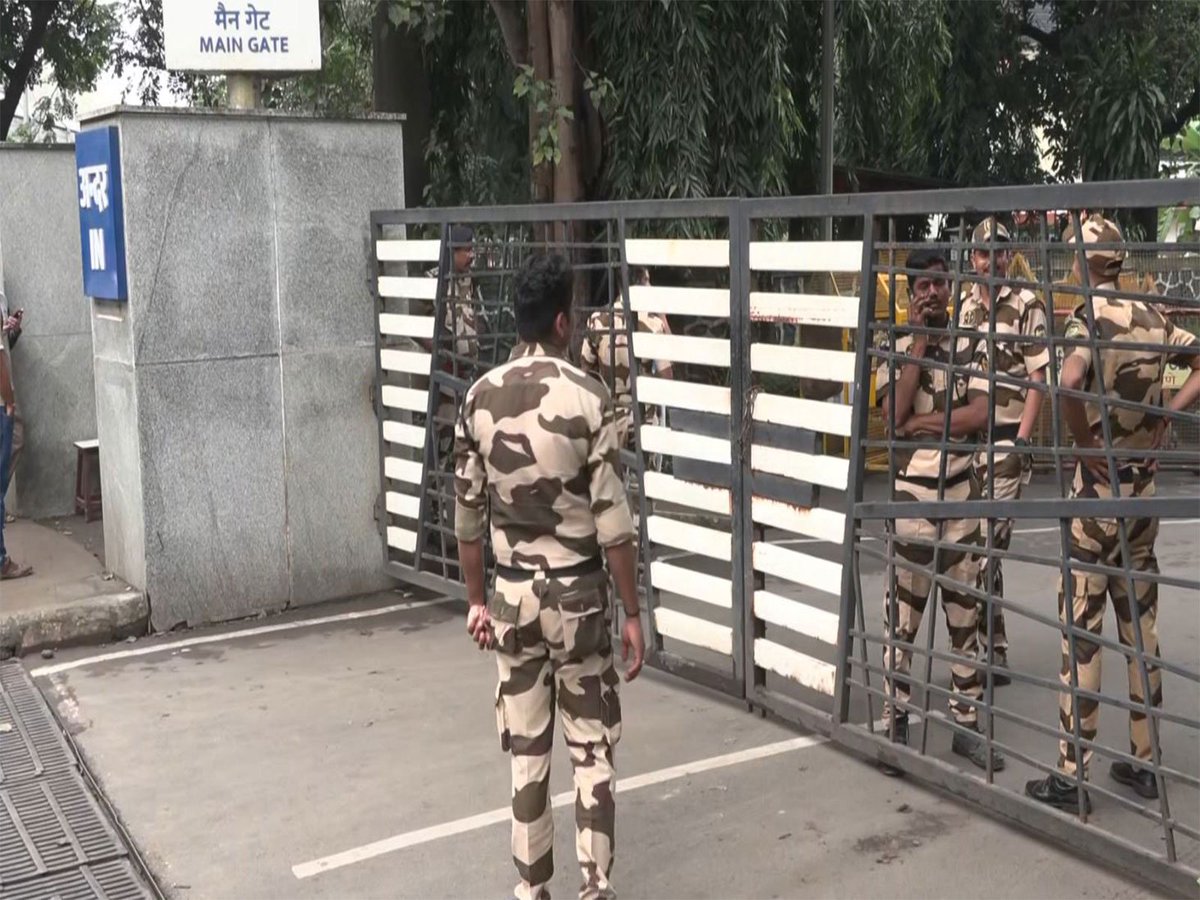 ani_digital's tweet photo. Crime Branch scans CCTV footage from exam hall to hostel in IIT Bombay student death case
Read @ANI Story | https://t.co/xhACviHdyU
#IITBombay #StudentSuicide #CrimeBranch #CCTVFootage #ExamHall #IITBombayHostel https://t.co/x2opQe7Zq6