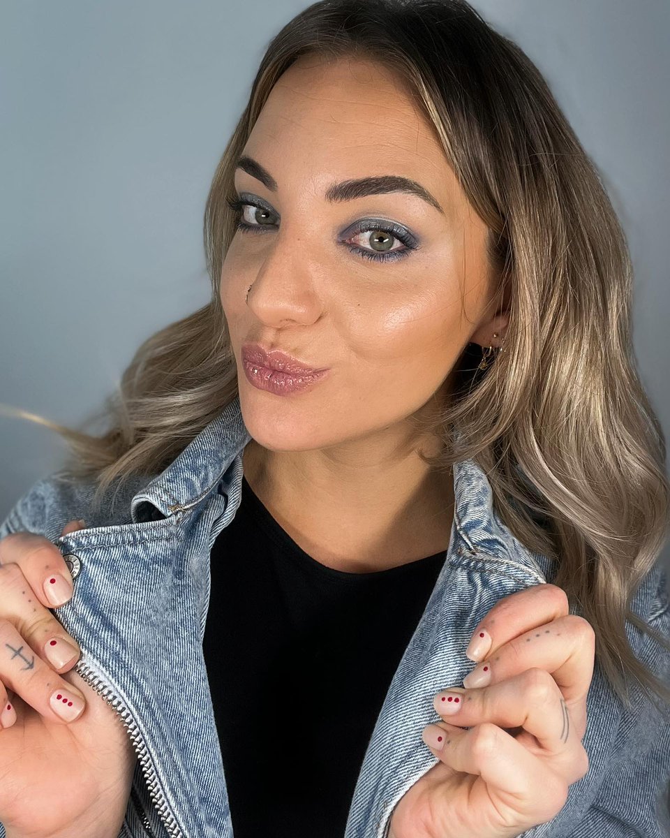 EllisVanvadbs's tweet photo. I made up a few looks with new makeup trends😊
The first one is acqua eyes 😍
How do you like this trend? I combined it with another trend - metallic colors... https://t.co/1difzCivld