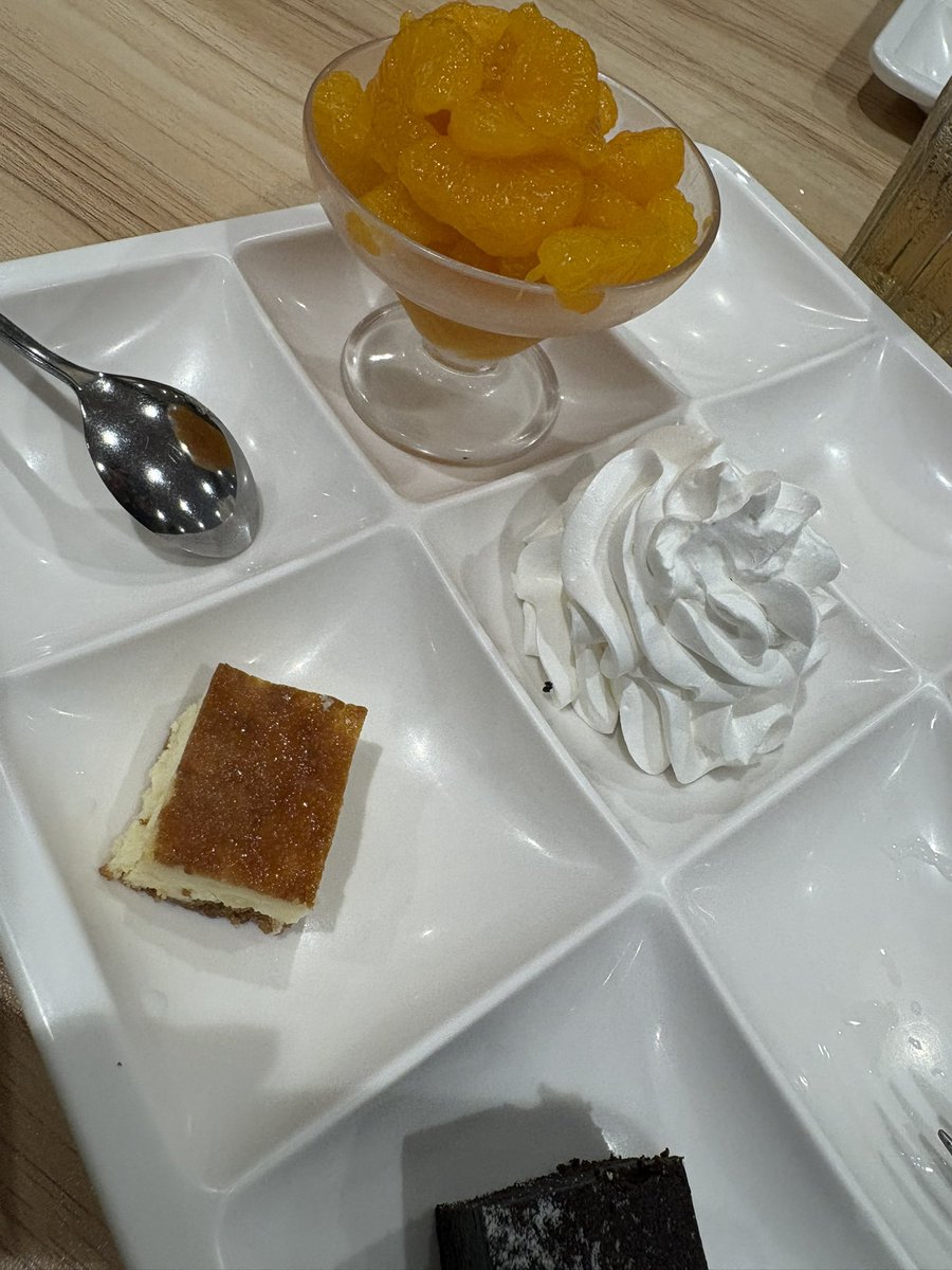 yui_os_routine's tweet photo. 祝日はパートさんお休みが多い関係で
少しだけ残業だったので
夜勤明けに絶対行くもんじゃない
食べ放題(笑)

デザートはみかん大盛り🍊
本当はクレープにしたかったけど
子供たちが多くてさすがにそこに
並べなかった🤣 https://t.co/JeyrQh3gko