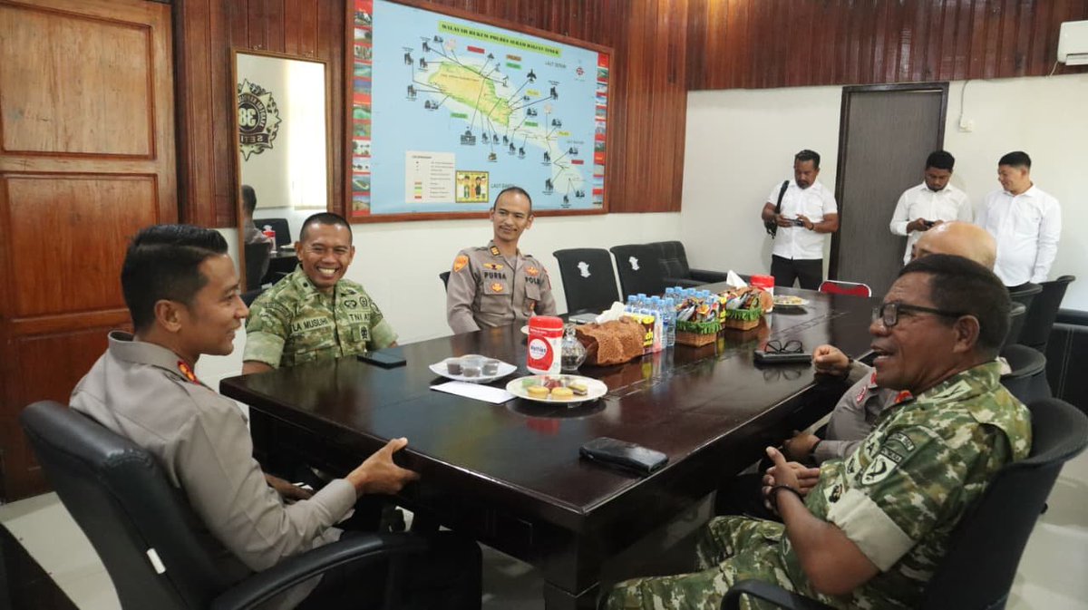 PolresSbt's tweet photo. "BAKU DAPA"
Bersama Amankan Kamtibmas Utamakan Dialog dan Pelayanan Humanis

Silaturahmi Kapolres SBT, AKBP Ricky Pranata Vivaldy, SP., S.I.K., M.H., Bersama Pabung 1502 Masohi, Dalam rangka mempererat Hubungan Sinergitas TNI-Polri di Bumi Ita Wotu Nusa.

Senin, 21 September 2026 https://t.co/6K9wx0NmMq