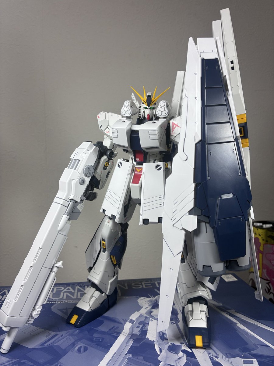 GURATORAofsd's tweet photo. とりあえずは完成！フィンファンネルのポロリはマスキングで無理矢理止めました！今度ネットで見かけた磁石で止めるの方法を試してみようともいます！😆続けて追加のフィンファンネル作るぞ〜
#ガンプラ
#プラモデルライフ
#ガンプラ好きと繋がりたい
#νガンダム https://t.co/sbcShIBER7