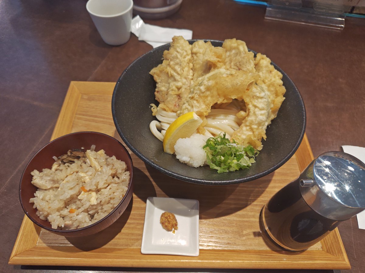 noodlelife's tweet photo. 讃岐うどんいってつさんで豚ヘレ天生じょう油うどんにかやくご飯小盛りを付けて頂きました♪
モッチリ太目のおうどんが美味しいですね😀
豚肉も柔らか👍 https://t.co/UjntGxwEjn