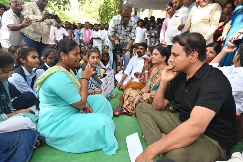 VallamallaK's tweet photo. గత రెండు నెలలుగా వీరోచితంగా పోరాడి 
రేవంత్ సర్కారు మెడలు వంచిన 
పాలిటెక్నిక్ విద్యార్ధులకు అభినందనలు.

పోరాటాలతోనే ఈ కాంగ్రెస్ ప్రభుత్వ 
అరాచక పాలనను ఎదిరించగలం అని
మరోసారి చాటిచెప్పిన యువకిషోరాలకు
తెలంగాణ జేజేలు ✊✊ https://t.co/5IacbPpi6Z