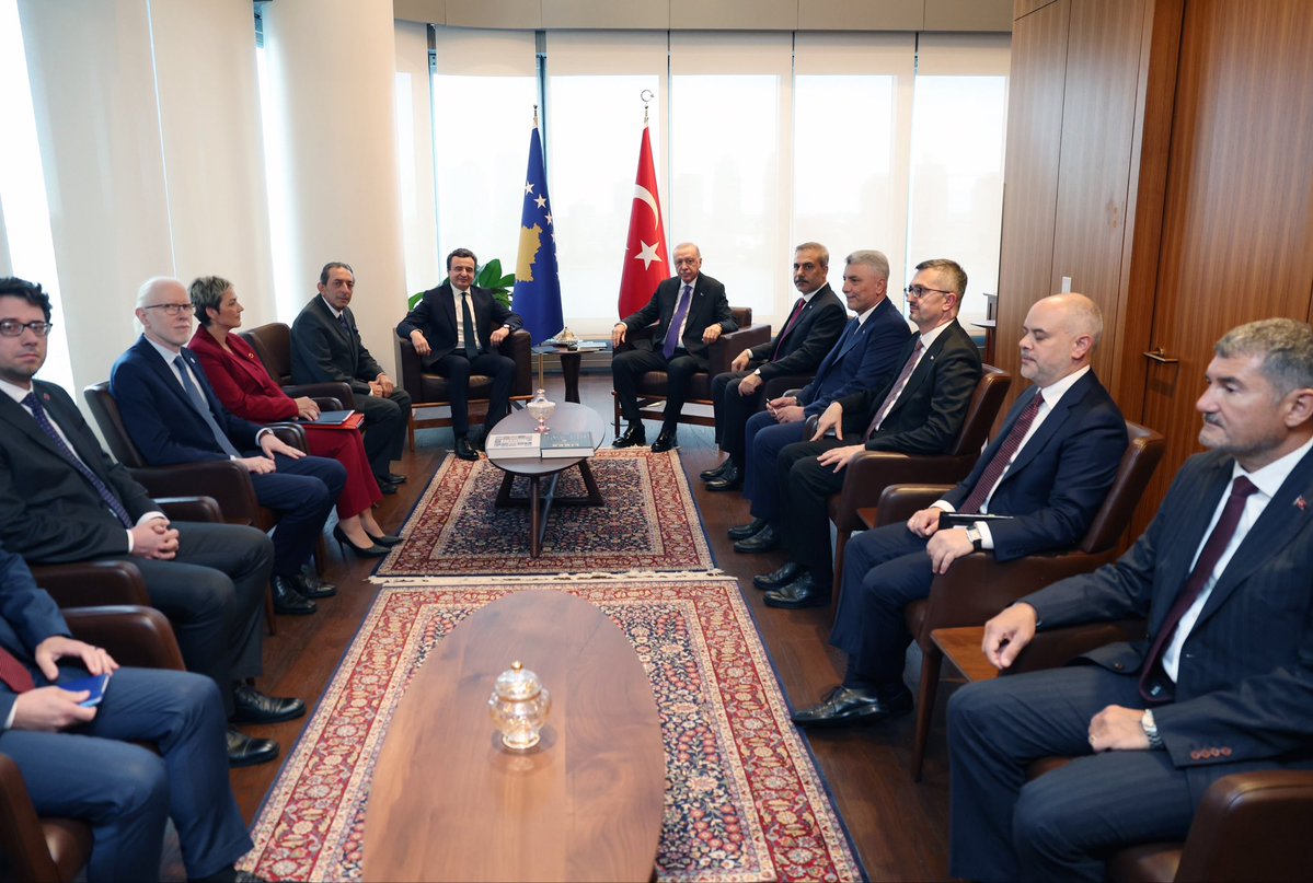 omerbolatTR's tweet photo. Cumhurbaşkanımız Sayın Recep Tayyip Erdoğan’ın Kosova Başbakanı Sayın Albin Kurti’yi kabullerine iştirak ettik. 

Kosova ile ticaret hacmimizi artırmak, karşılıklı yatırımları geliştirmek ve sanayi, altyapı, teknoloji ve müteahhitlik alanlarında mevcut işbirliğimizi derinleştirmek üzere çalışmalarımızı sürdüreceğiz.