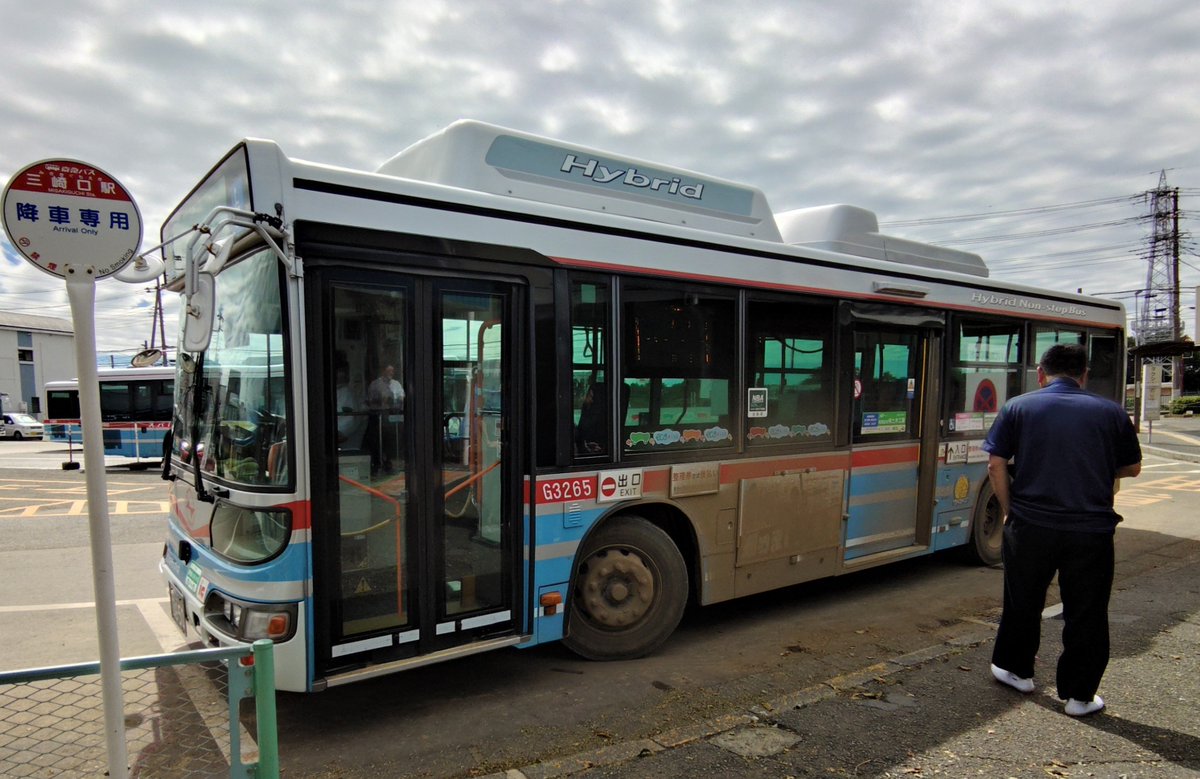 uvj7mFgKB9Vmxop's tweet photo. バスが動いているだけでも有難い
鮮やかな京急カラーのボディも、
昨日の雨で泥だらけ💦

#京急バス
#三浦半島
#横須賀
#三浦 https://t.co/PssWrEPpEx