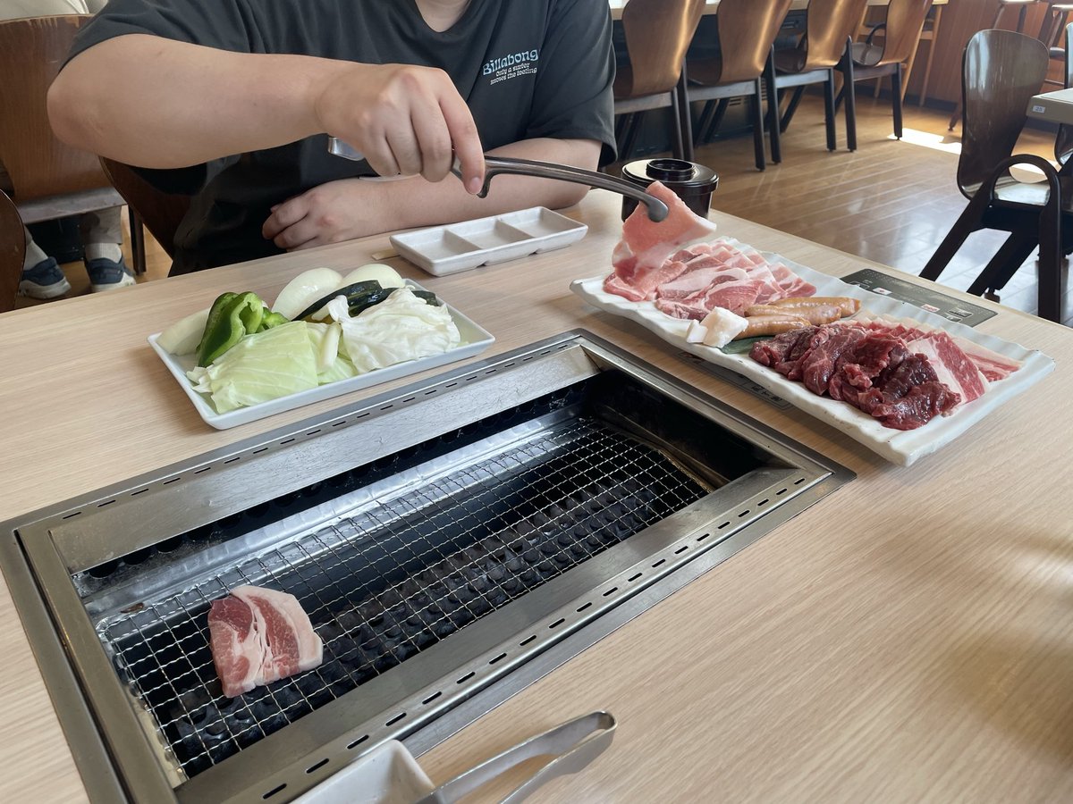 shumai59's tweet photo. 東京の友達が来てくれた〜！
三好ワイナリーきちゃー
肉うまい https://t.co/96qIiArLnB