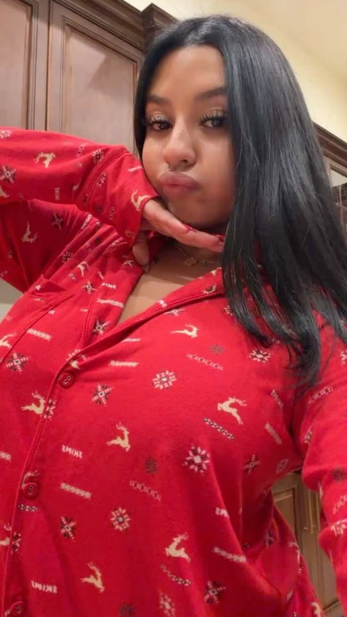Marie5_e's tweet photo. Unwinding for the night. Sending you all the biggest hugs and kisses lovies!!💋😘🤍 https://t.co/9EVK09RFlW