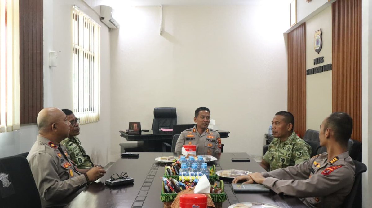 PolresSbt's tweet photo. "BAKU DAPA"
Bersama Amankan Kamtibmas Utamakan Dialog dan Pelayanan Humanis

Silaturahmi Kapolres SBT, AKBP Ricky Pranata Vivaldy, SP., S.I.K., M.H., Bersama Pabung 1502 Masohi, Dalam rangka mempererat Hubungan Sinergitas TNI-Polri di Bumi Ita Wotu Nusa.

Senin, 21 September 2026 https://t.co/6K9wx0NmMq