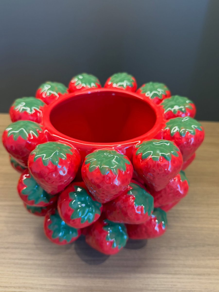 harpernguyenqo7's tweet photo. You thought your home had enough décor—until this Strawberry Vase arrived. A splash of color and plenty of personality. DM to order. https://t.co/rlmbk2gULs