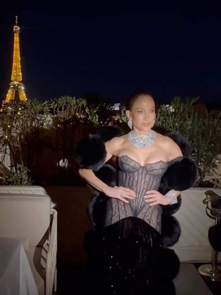 AliTab579844's tweet photo. Paris at night, J.Lo in her element. ✨ The kind of elegance that doesn’t need an introduction. 🖤🥂
#JLo #JenniferLopez #JLoStyle #JLoForever #JenniferLopezFans #JLoIcon #Paris https://t.co/PjO7g2nUe3