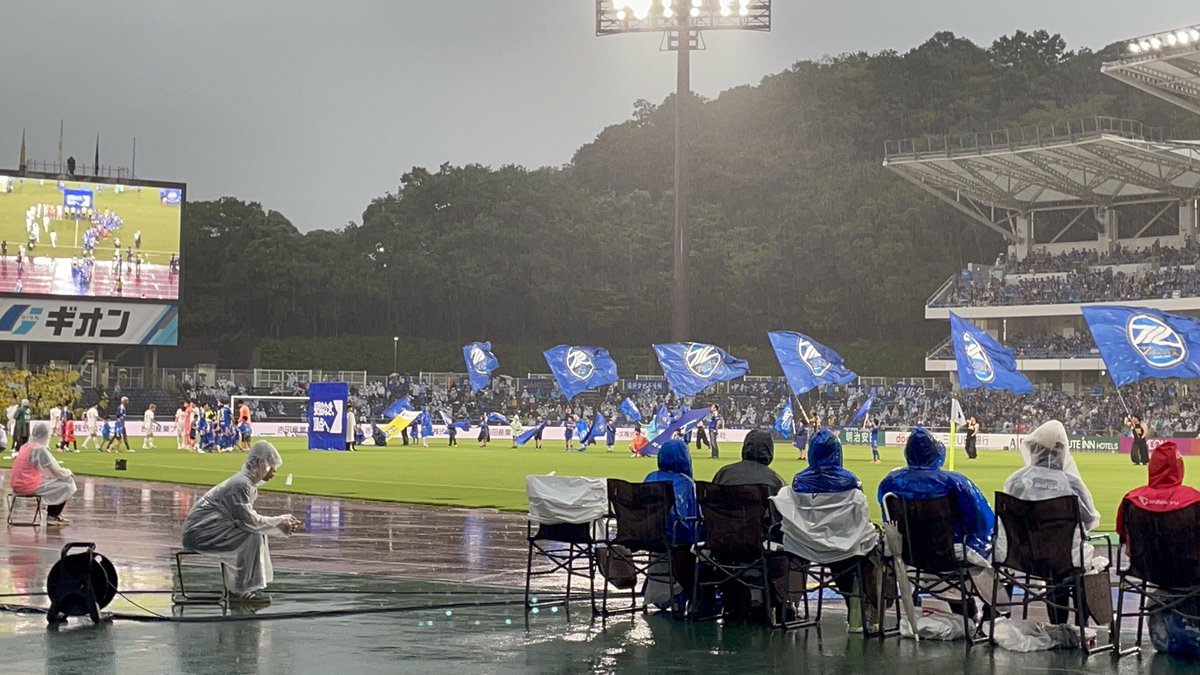 MamolouHasegawa's tweet photo. 台風迫る中、12,000人を超える大観衆、ありがとうございました。悔しい試合結果になってしまいましたが、更なる高み目指し、超えて越えていきましょう。次はルヴァン・カップ、よろしくお願いします。 #FC町田ゼルビア #zelvia #フラッグパフォーマー #フラッグパフォーマンス #長谷川まもる https://t.co/zxrvKsbjED