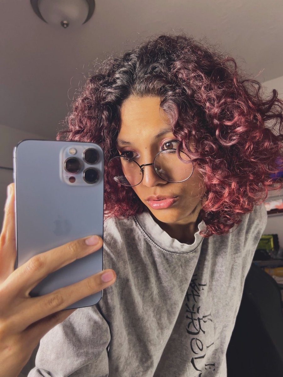 jesswellkinda's tweet photo. i feel like a clown every time i try to do my makeup :/ https://t.co/hkDXdvMUwA