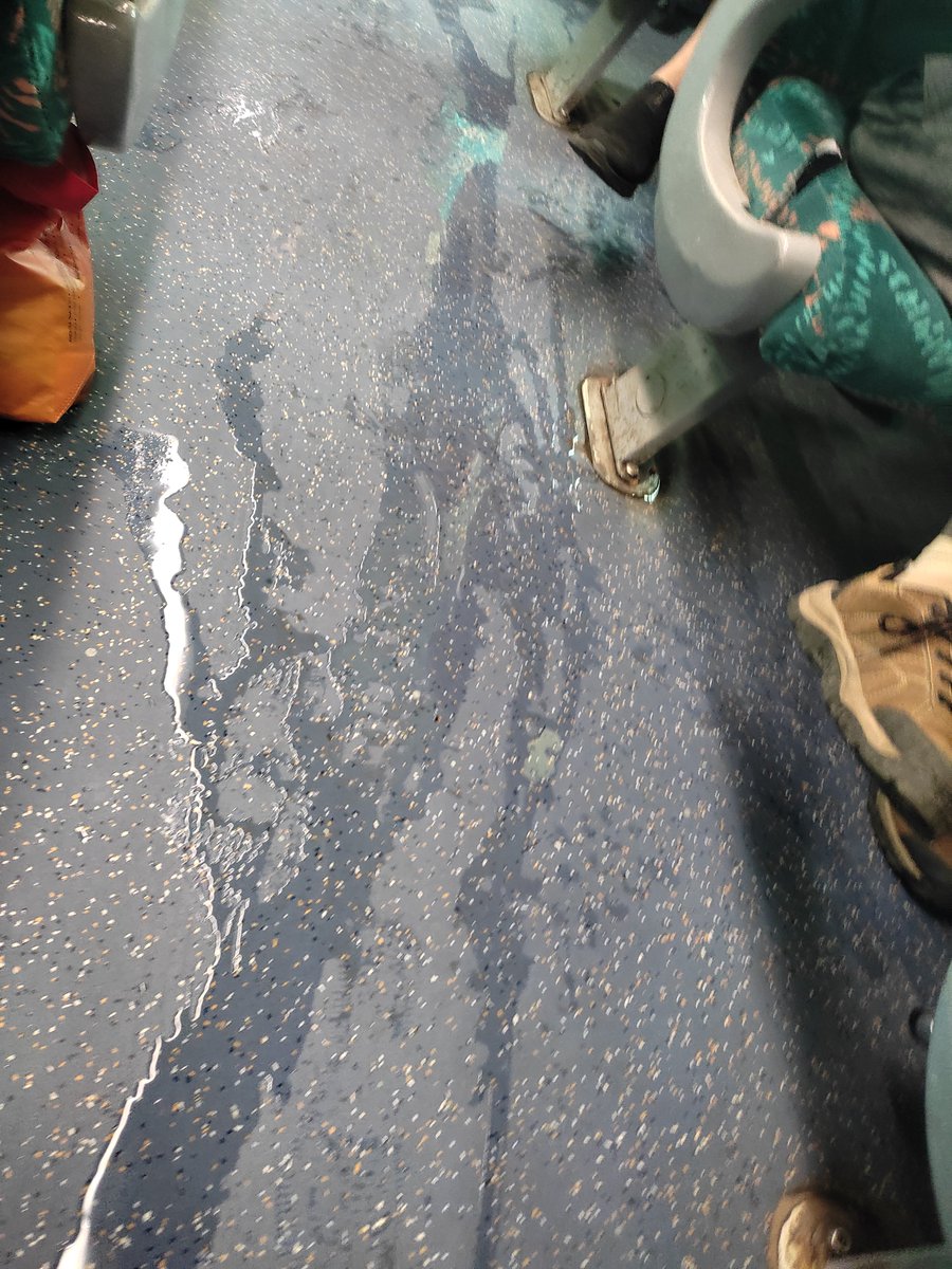 BharatkaGenZ's tweet photo. Train no 24204
BSB इंटरसिटी
22/09/2026

ट्रेन के CC कोच की हालत ऐसा है कि टॉयलेट का पानी सीधे कोच में आ रहा है। 

CC कोच सिर्फ एक ही है। 

मोदी के स्वच्छ भारत मिशन पर  रेलवे गंदा पानी फेर रहा है

@RailMinIndia 
@RailwaySeva
@RailMadad https://t.co/BP1vBJFRCV