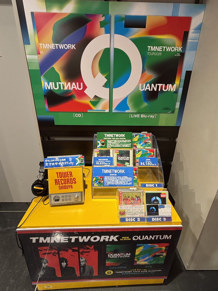TOWER_Shibuya's tweet photo. 【#TMNETWORK】
TMNETWORK  『QUANTUM』CD & LIVE Blu-ray同時発売記念 POP UP SHOP開催/グッズ販売

/
本日よりスタート🚩
\

■開催期間
2026年9月22日（火）～2026年10月4日（日）

■開催場所
3F下りエスカレーター側催事スペース

■購入特典
会場で販売しているグッズ＜TMNETWORK POP UP SHOP新商品＞を3,000円（税込）以上ご購入の方に、オリジナルステッカーを先着で一枚お渡し🎁

詳細はこちら⇩
https://t.co/HuMhovU8Bn