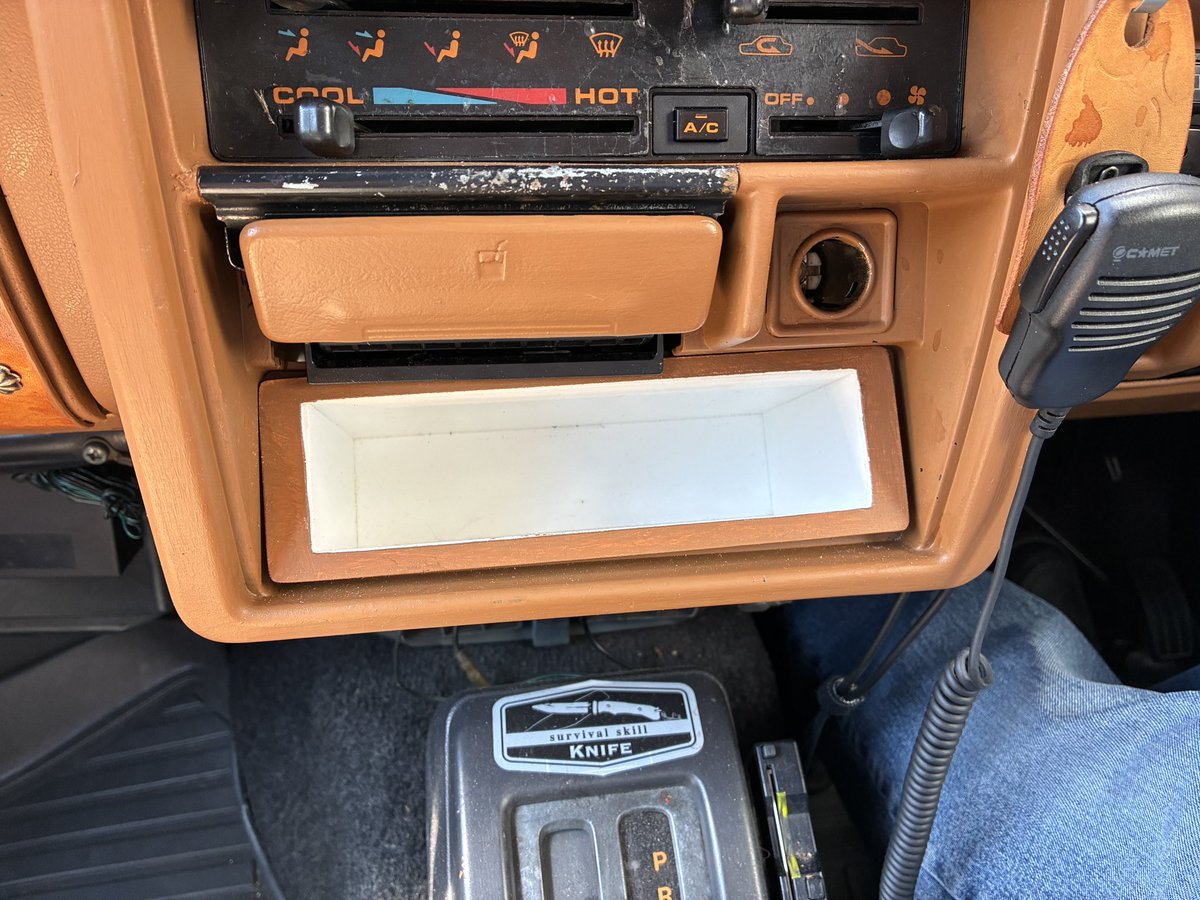lonmomi1981's tweet photo. 小物入れの蓋作成。
もう車内が古民家みたいになってきた😊 https://t.co/bMJg2H1Cg2