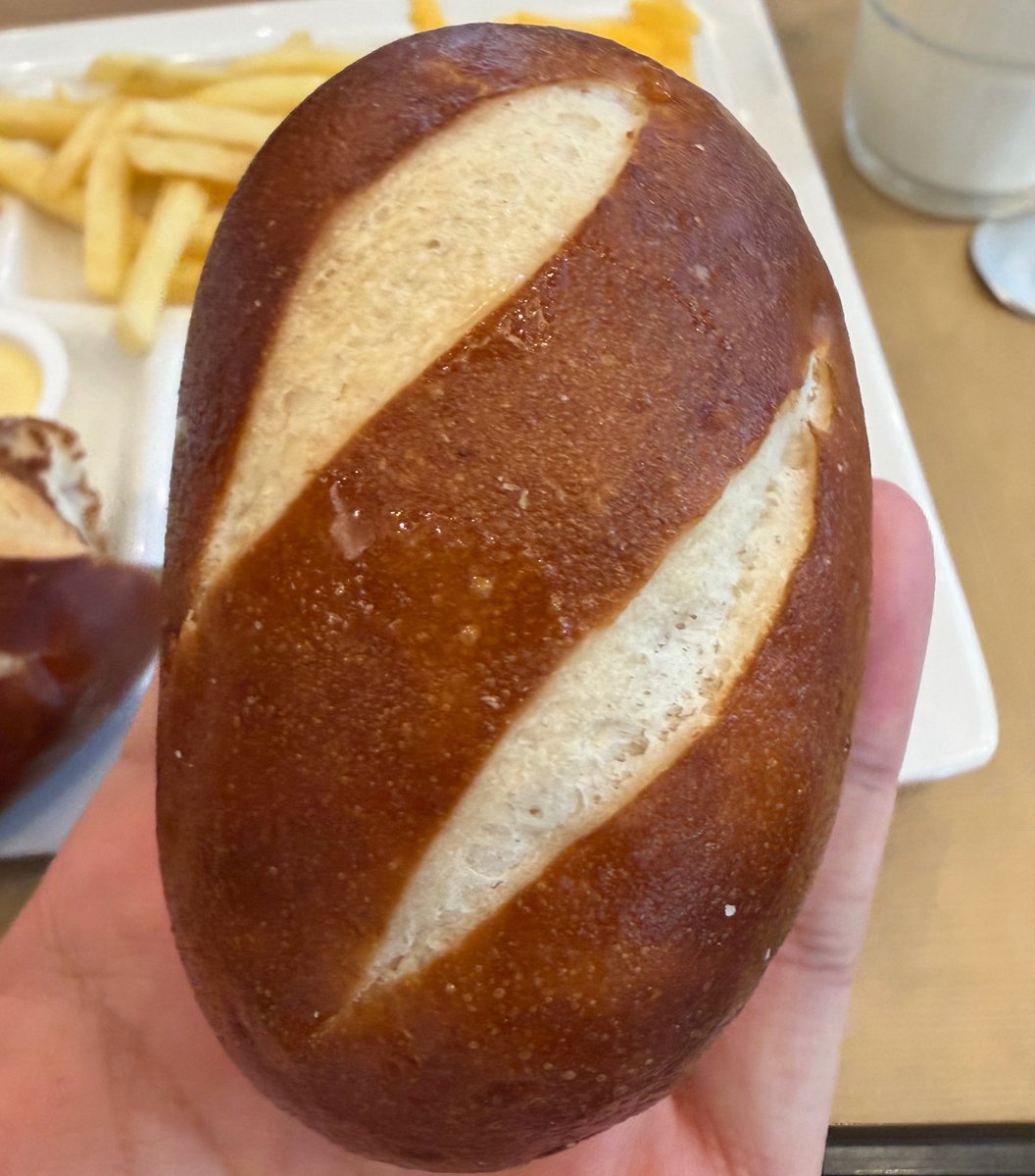 Charlemagne2007's tweet photo. “パン”だ！
すごい、ここまで“パン”感でてるパン初めて https://t.co/AeltPuKGYA
