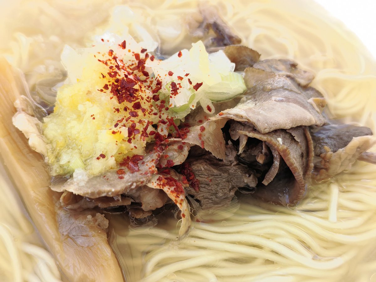 nh787's tweet photo. 特製ねぎダレ！牛タン極塩中華そば@仙臺くろく（信州ラーメン博）
たっぷり牛タン焼きがのった、何だか“ねぎタン塩”なラーメン(只'ω')宮城県産の活牡蠣やあさりをふんだんに使用した上質な旨味の貝出汁に、レモンな酸味の無化調スープヽ(´ー｀)ノ小麦が香る極細麺はスープを吸ってスッキリな旨み✨ https://t.co/GVry0qAEMi