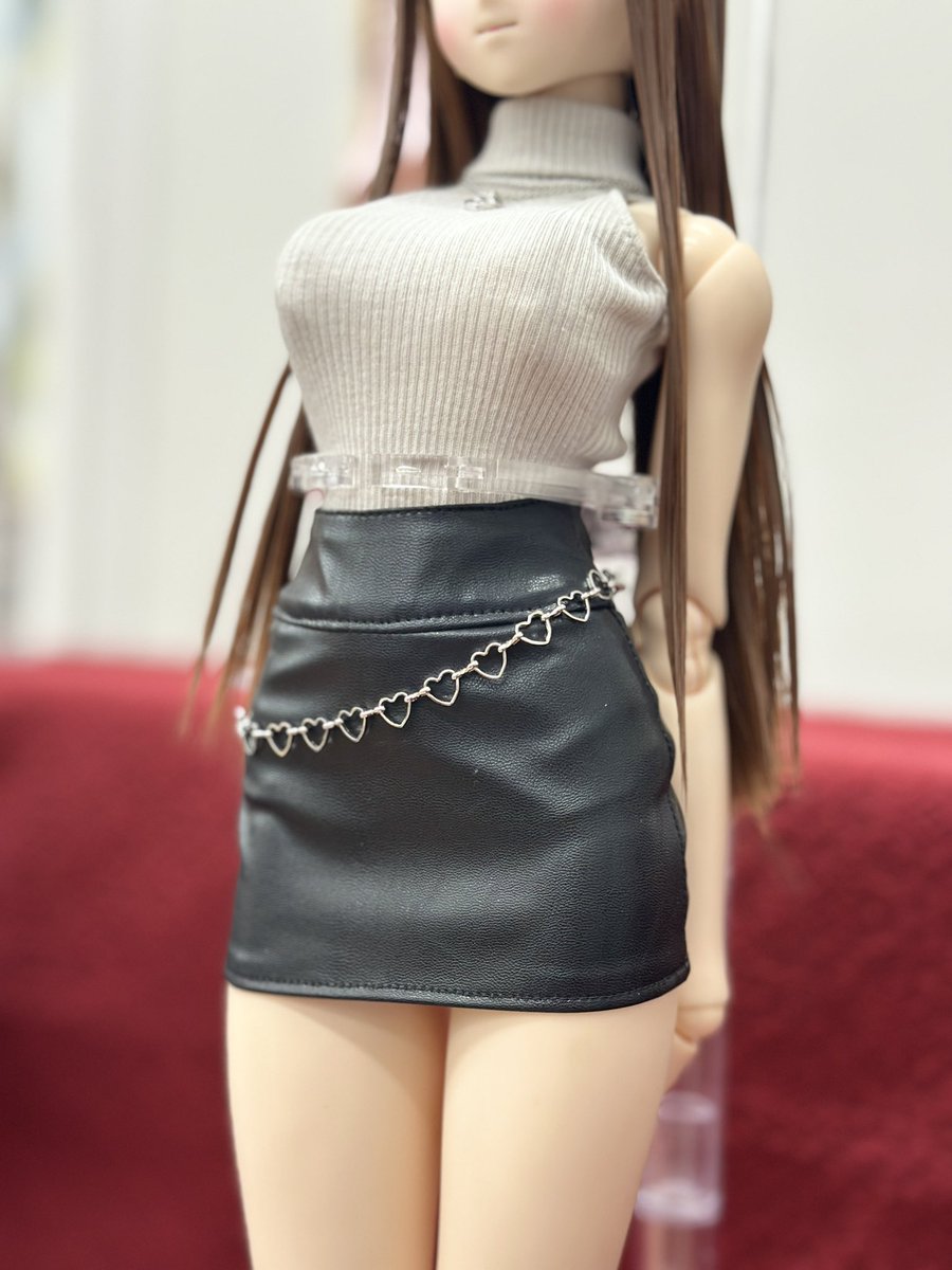 kikakubu_azone's tweet photo. 【新作衣装】 ☆#DS79 展示中☆
 
1/3スケールより、AZO2ボディにぴったりサイズのタイトスカートとルーズソックスがそれぞれ新登場✨
 
スカートは上品なレザー風の質感がボディに映える、かっこいいお姉さんスタイル💕 厳選した色落ちしにくい素材のフェイクレザーで全1色展開です🖤
 丈感とシルエットにこだわったルーズソックスはベーシックなホワイト1色展開！ １足あれば制服にも私服にもぴったりなギャル必須アイテムです✨
 
2026年秋～2027年冬頃発売予定 #azone #アゾン
