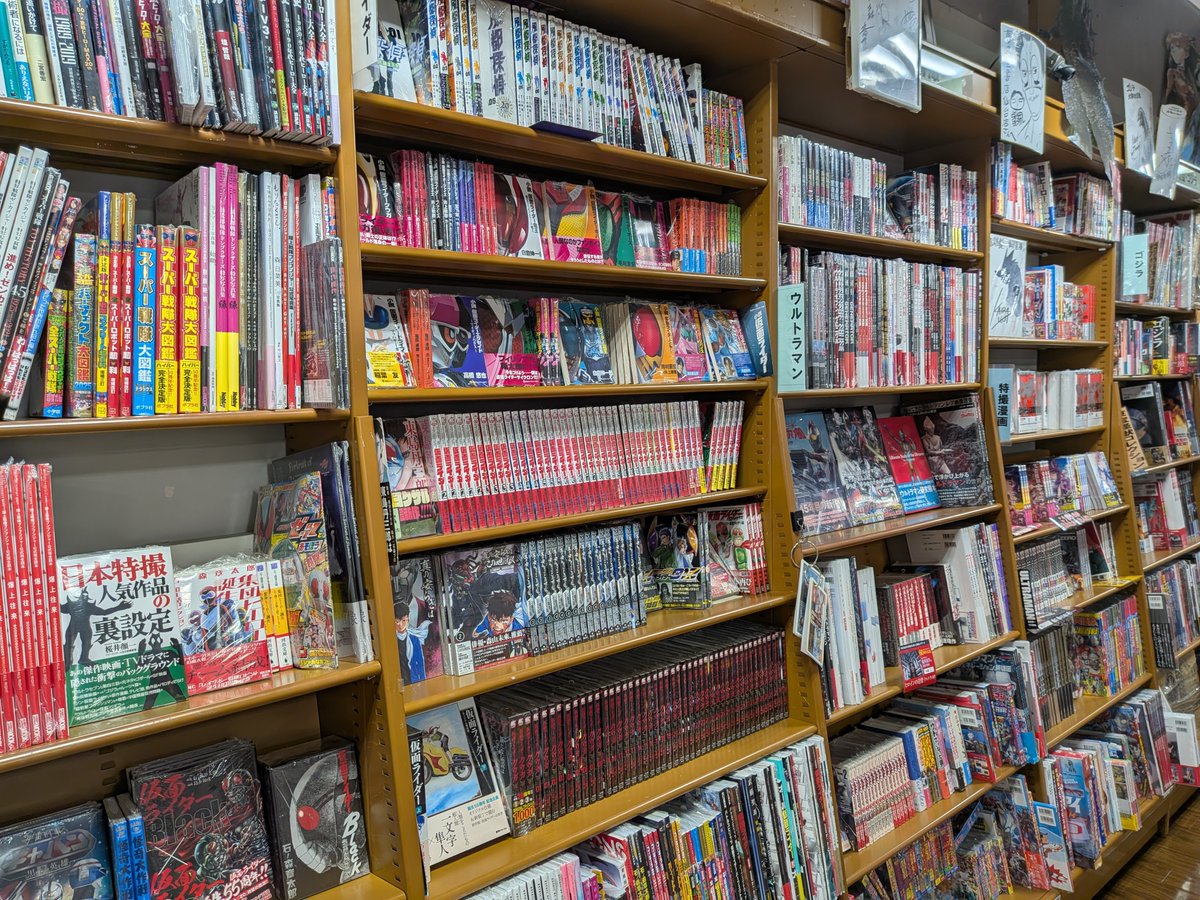 mangatentyou's tweet photo. 「嘘でしょ？ これ今、新品で買えるの！？」
当店によく寄せられるお客様の声です（笑）

​当店では、最新コミックはもちろんですが、名作 #漫画、昭和・平成の #アニメ や #ゲーム 関連書籍、#特撮、#写真集 など…「いま他の本屋じゃあまり見かけない、でも刺さる人にはとことん刺さる」絶妙なラインナップをいろいろ新品で揃えています。

​令和のいま、昭和〜平成の熱量にタイムスリップする宝探し感覚。
棚の端から端までじっくり宝探ししてみてください。

​絶版だと思って諦めていたあの名作、実はここにひっそり並んでいるかもしれません。
#喜久屋書店仙台店