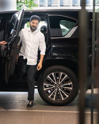 PettemINC's tweet photo. సందు చూసి దాక్కోవడానికి ఇదేమీ ఫామ్‌హౌస్ కాదు డ్రామా రావ్.. ఇది సిరిసిల్ల నేతన్నల గడ్డ
@KTRBRS 

ఈ నెల 30న రేవంతన్న దండయాత్ర మొదలైతే దొరల గుండెల్లో దడ ఆగదు. పదేండ్లు సొంత అడ్డ అని చెప్పుకొని చేనేత కార్మికులను గోస పెట్టింది ఎవరికీ తెల్వదా..?

చెప్పి మరీ, సీఎం వస్తుండు అనగానే మైండ్ బ్లాక్ అయి కారు కూతలు కూస్తుండ్రు. భజన గాళ్ళను, చెప్పులు మోసే బానిసలను దించినా, ఎవ్వడు దిగొచ్చినా సిరిసిల్ల గడ్డపై గర్జన ఆగదు. మీ పదేండ్ల అక్రమాల లెక్కలు తేల్చి, నేతన్నలకు భరోసా ఇవ్వడానికే రేవంతన్న వస్తుండు.