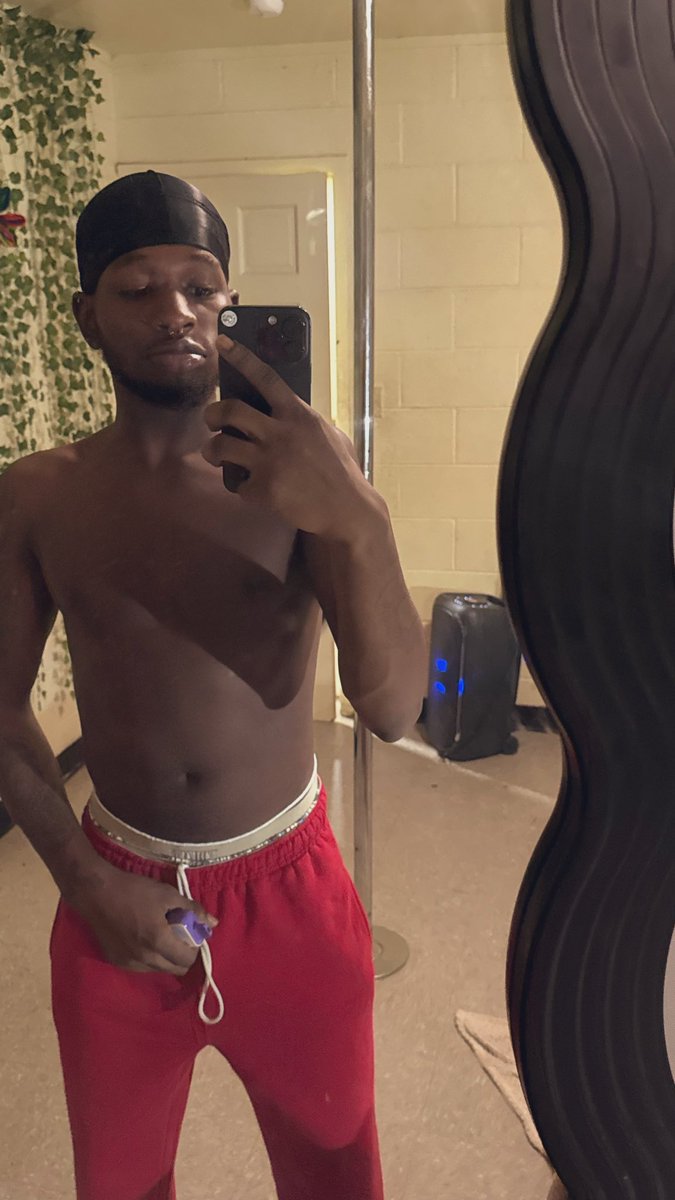 RodTheedonn's tweet photo. wish i was laid up rn 😪 https://t.co/eNFt7tTAjo
