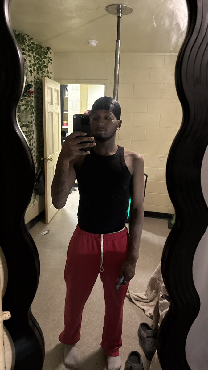 RodTheedonn's tweet photo. wish i was laid up rn 😪 https://t.co/eNFt7tTAjo