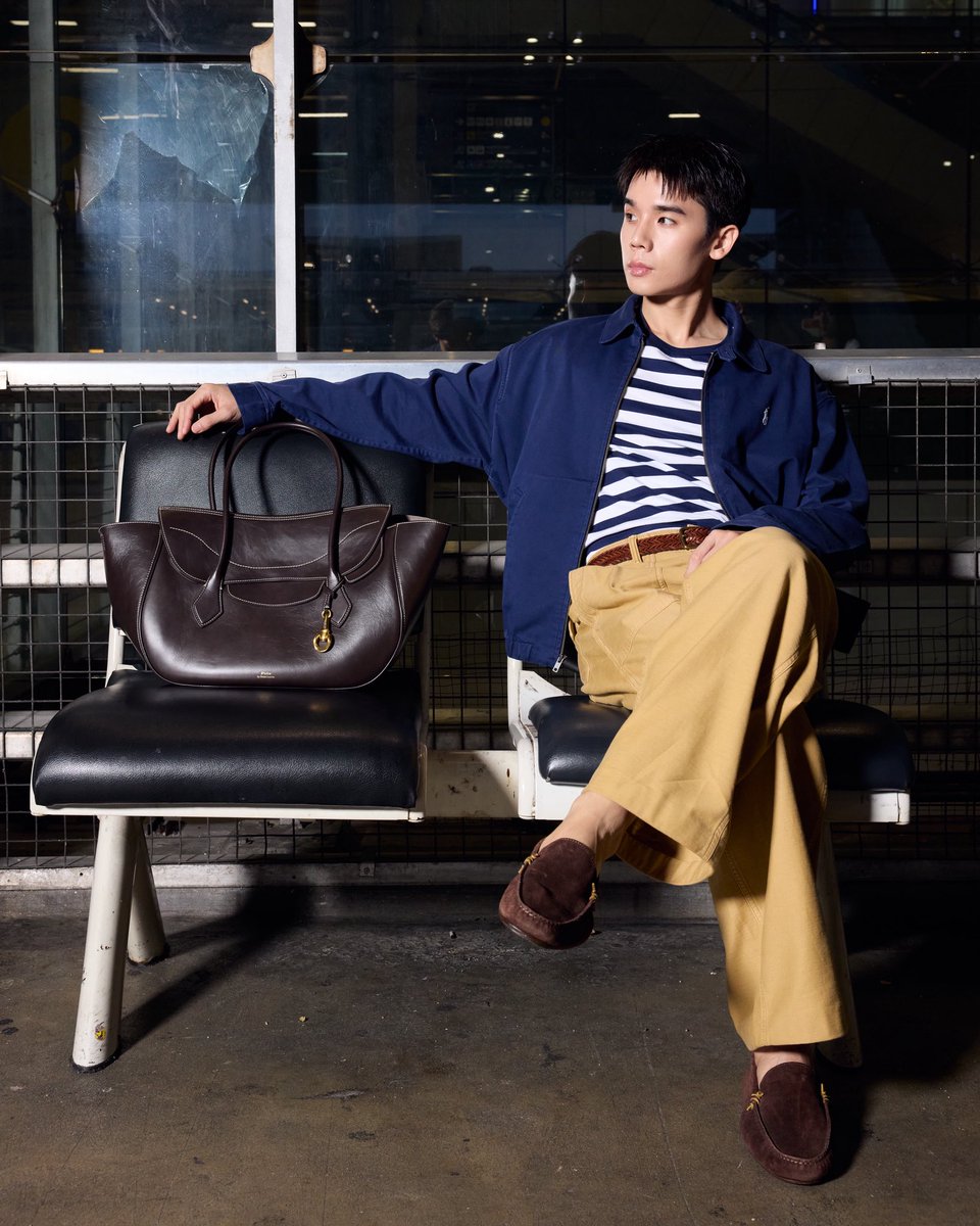 ELLEThailand's tweet photo. ส่องแอร์พอร์ตลุคของจิมมี่ จิตรพล @jimmyyjp_ ก่อนเดินทางสู่กัวลาลัมเปอร์ ประเทศมาเลเซีย เพื่อร่วมฉลองการเปิดช็อปใหม่ของ Ralph Lauren และ Ralph’s Coffee ณ Suria KLCC ในลุคคลาสสิกแบบสบายๆ จาก Polo Ralph Lauren 

#ELLEThailand
#RalphLauren #RalphLaurenMY #ThePoloBlaze #jimmyyjp https://t.co/jZtbZq4NgB