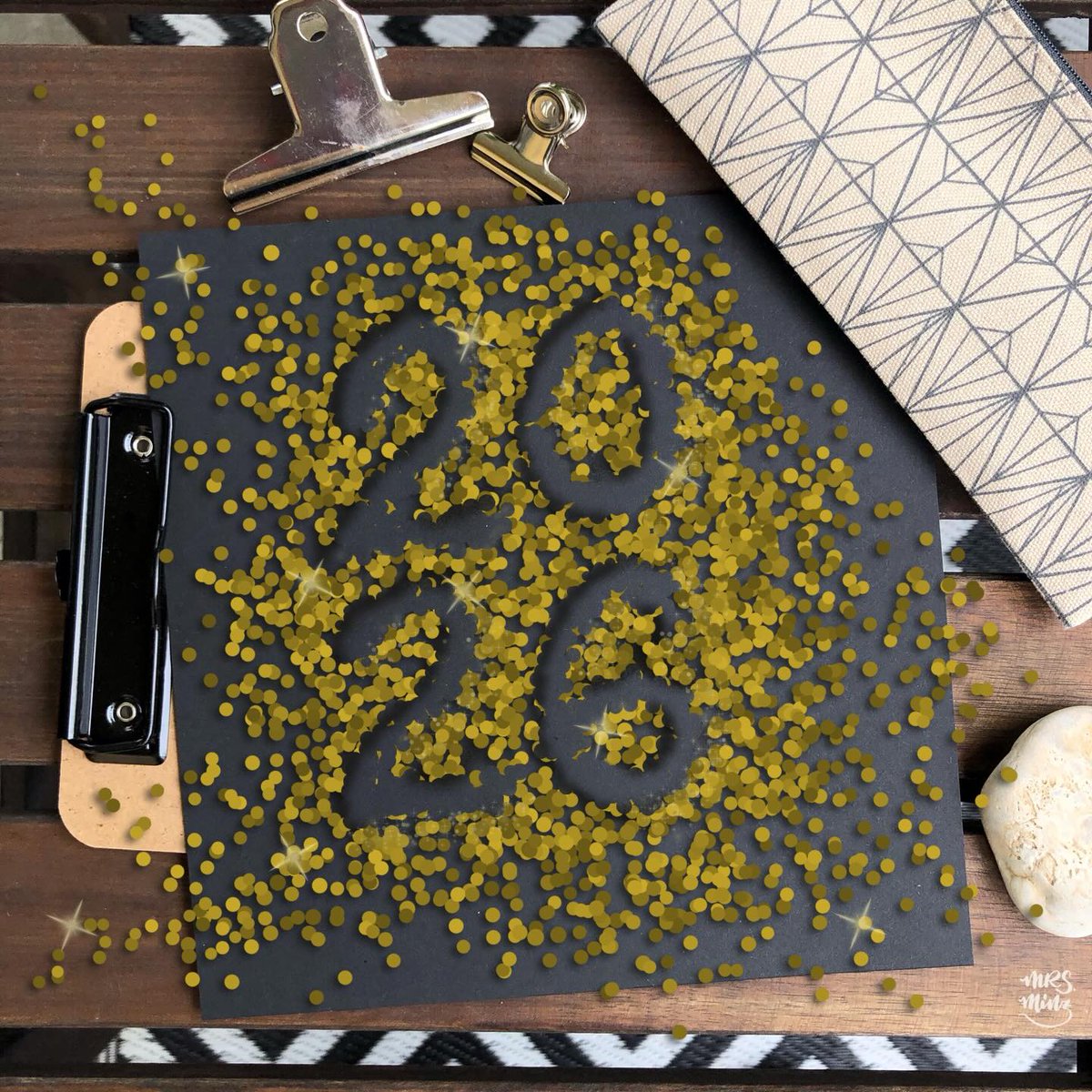 BernardaDeja's tweet photo. ✨2026✨

Na, wie läuft das Jahr bisher? Ich starte heute in die erste volle Arbeitswoche, aber eigentlich kommt mir das Jahr schon viel länger vor. Mit dem Glitzer mach ich mal weiter, kann ja nie schaden.... #2026 #glittering https://t.co/OihMKaSYwb