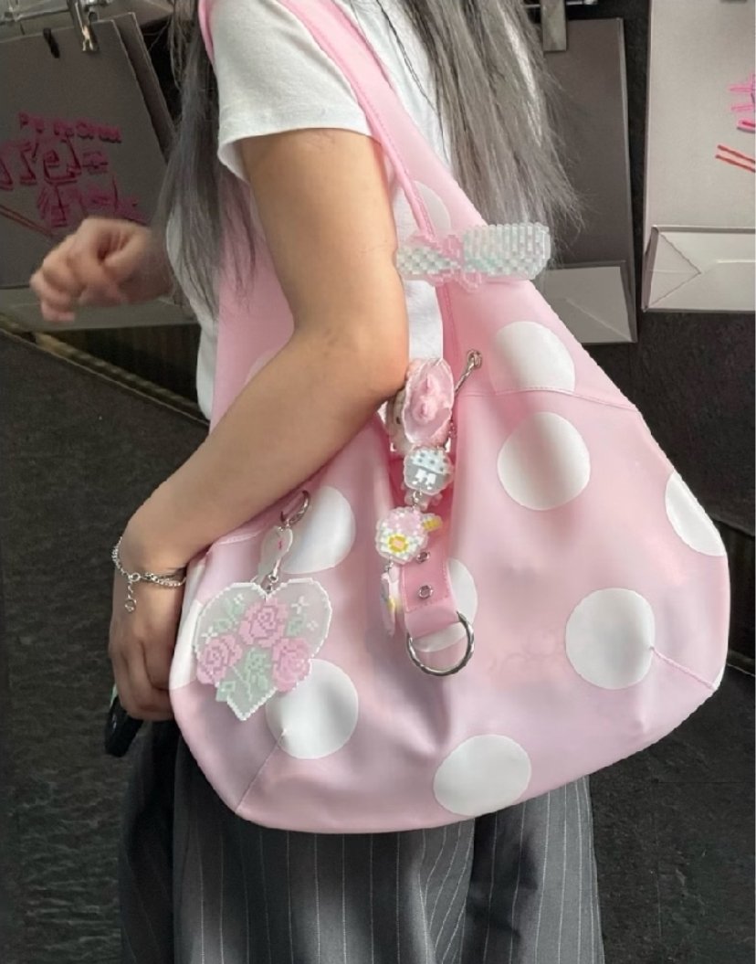 makestuff_'s tweet photo. LAH TAS POLKADOT BEGINI KOK GEMES BANGET 😭🎀

jelly bag-nya aja udah lucu, terus kalo dikasih bag charm jadi makin gemes 🫧🩷 polkadot-nya juga bikin vibes-nya cute banget https://t.co/qzcALyICfk