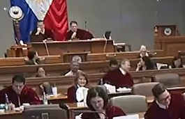 wrbubble's tweet photo. throwback nung sinabi na "dalaga naman po kayo e", na-hulicam, tumingin ang staff sa taas (hindi pa nagsasalita si chiz niyan) https://t.co/zpGXLrBmer