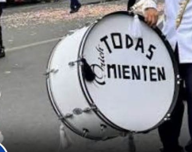 lahistoriaec's tweet photo. Ni sal ni pimienta. Autoridades prohibieron que en el próximo desfile cívico de Quevedo, los estudiantes de las bandas exhiban mensajes de cualquier tipo en sus instrumentos. A muchos les chocaban esos textos, pero otros se mataban de la risa. #LosRíos https://t.co/sXa68CrgS1