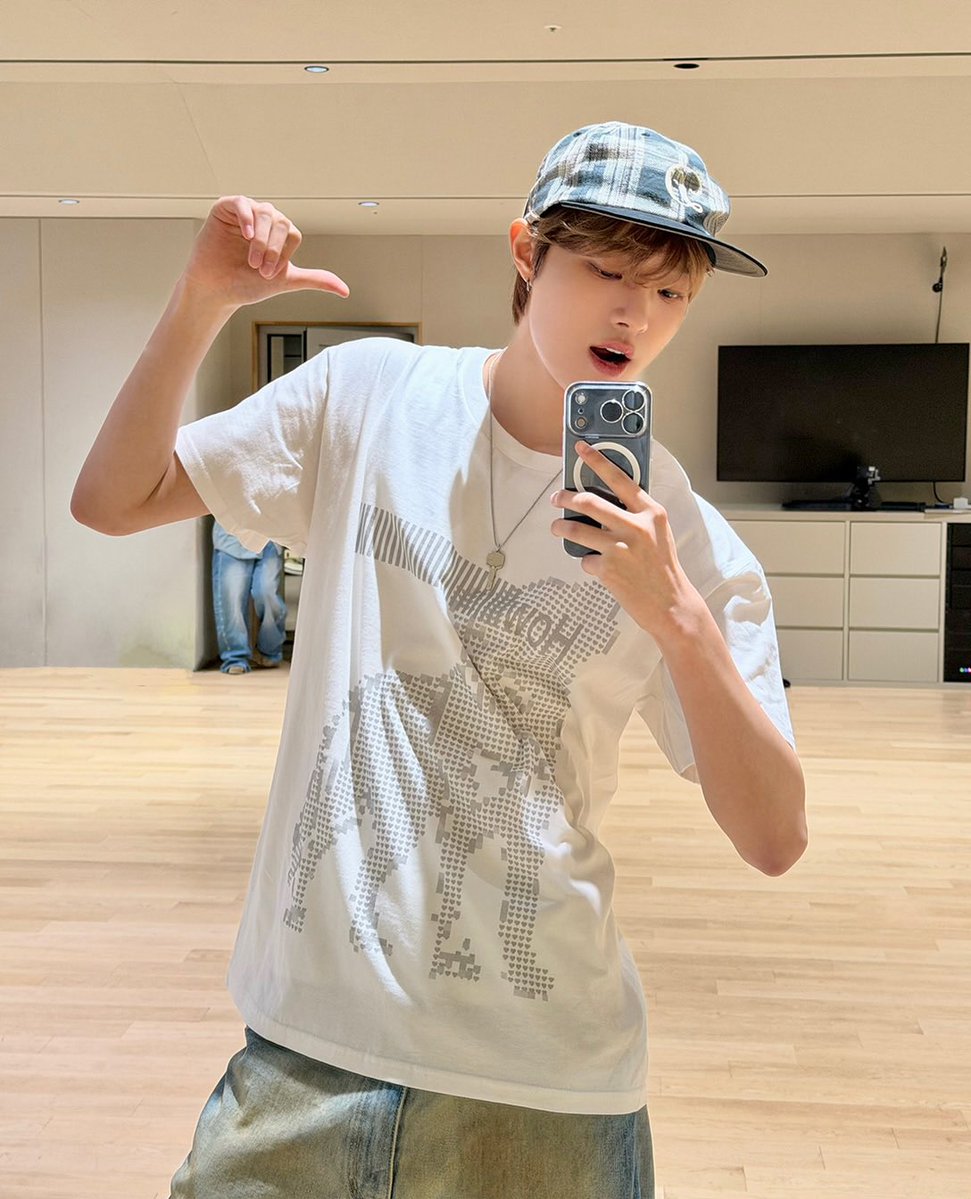 jubom_'s tweet photo. 아 포즈 레전드 잼민이 같음 ㅜ https://t.co/o0KMUjJywq
