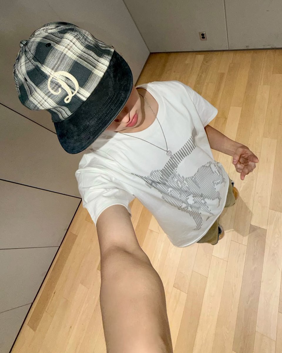 jubom_'s tweet photo. 아 포즈 레전드 잼민이 같음 ㅜ https://t.co/o0KMUjJywq