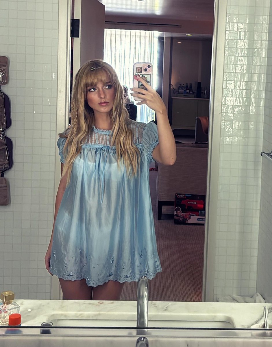 ADreamRhodes's tweet photo. So.. who wants to hang out with Claire? https://t.co/2InXQjVER7