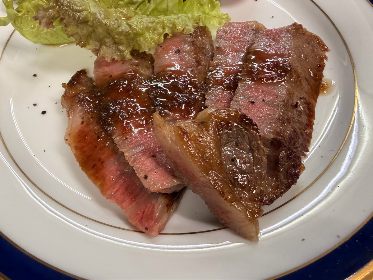 sinplejackkkkk's tweet photo. きうはステーキ
マッシュポテトと一緒に https://t.co/Nm023dbfn7