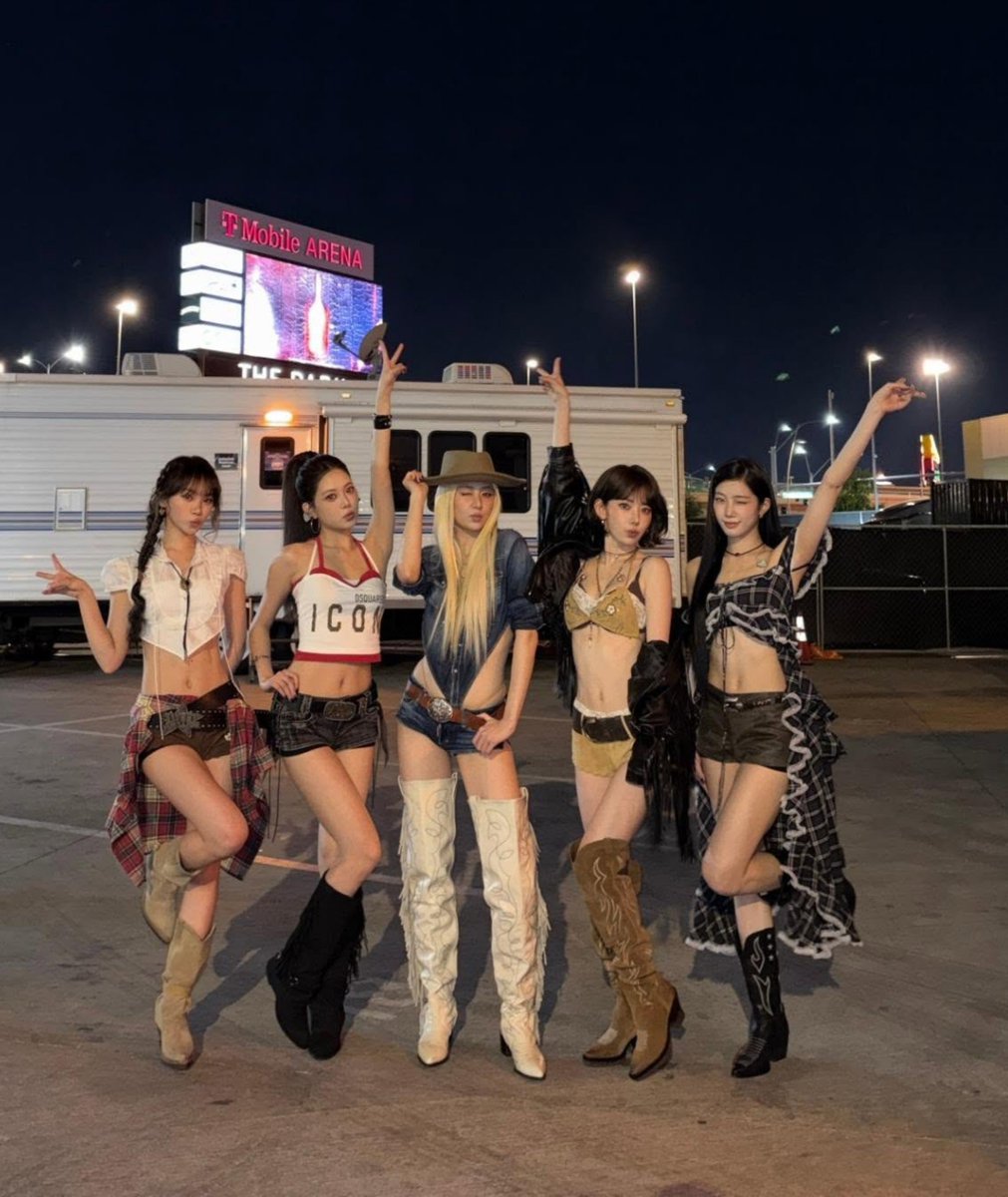 itsabsu's tweet photo. le sserafim's scandals in 2026, a horrible group

yunjin picking flowers at the park
kazuha dressing as a horse
redoing an old tiktok that fans requested
chaeboard stiff af
yunjin trying the gyaru style
hyping the crowd at Summer Sonic
kazuha using wrong audio for a tt
having fun https://t.co/iyc85YorSf