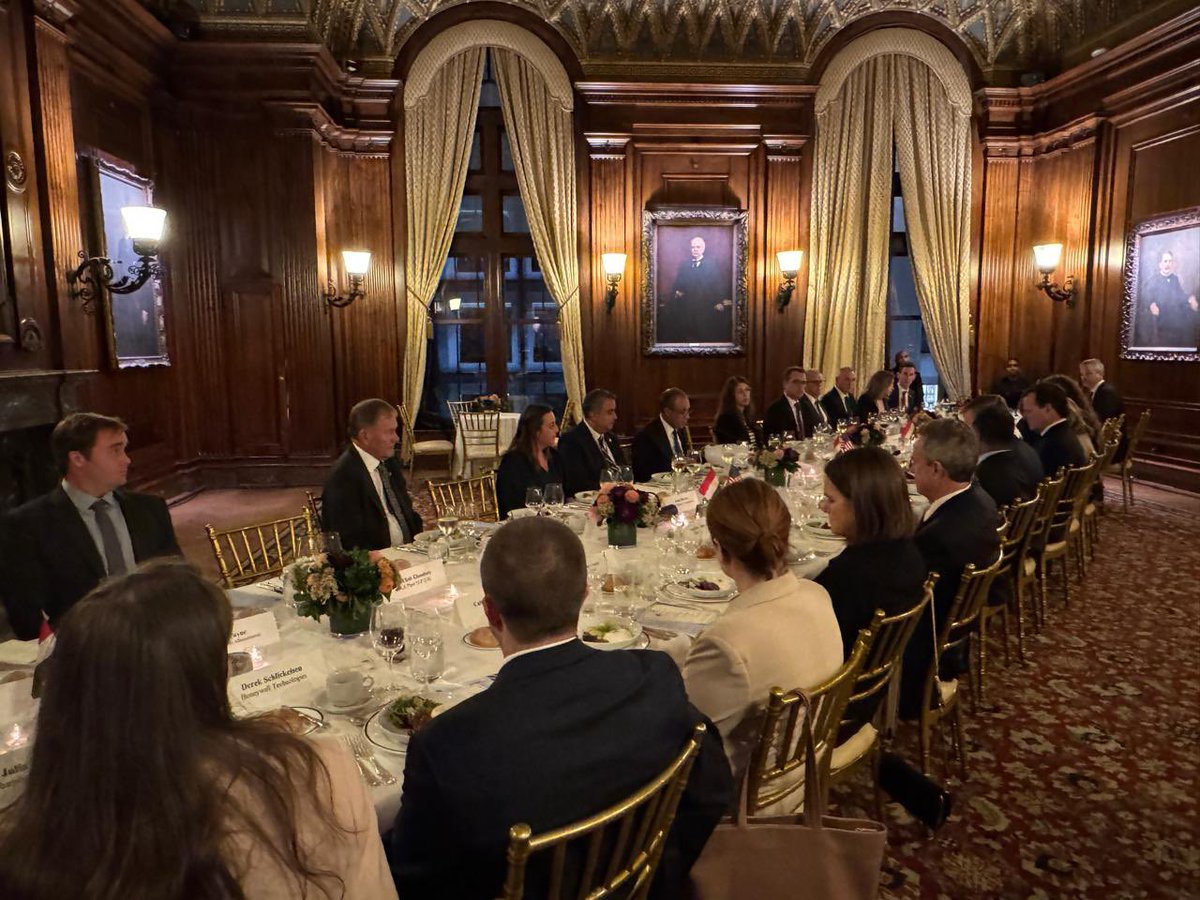 EgyptForeignMin's tweet photo. Honored to participate in the US Chamber of Commerce dinner, where we held constructive discussions on ways to enhance economic relations between Egypt &amp; the United States, and exchanged views on a number of important issues. https://t.co/ArzXt6aPM9