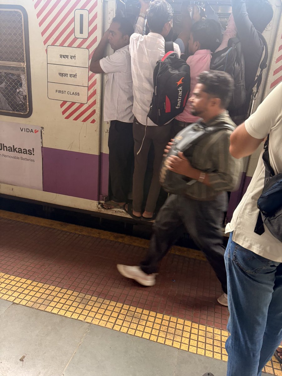 luv_vyas's tweet photo. @srdomcogbbcr @drmmumbaicr @RailwaySeva @Central_Railway @Dev_Fadnavis @mieknathshinde @AshwiniVaishnaw @DrSEShinde @Dev_Fadnavis @mieknathshinde @DrSEShinde Respected Sir/S, today's reporting of delayed local and reporting this since many days now. Waiting for your #action before any #accident. Due to delay crowded locals is serious issue. @Mumbaikhabar9 @NavbharatTimes https://t.co/GKAa0JT6yk