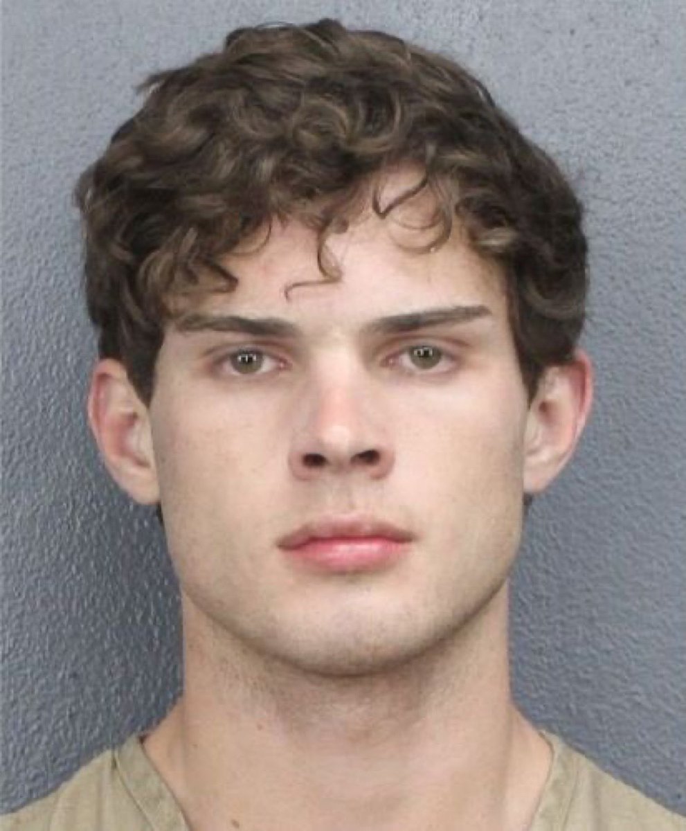 Indie5051's tweet photo. El streamer Clavicular es acusado de violar, drogar y darle alcohol a una joven de 16 años en Massachusetts. https://t.co/6DF4Wmja6R