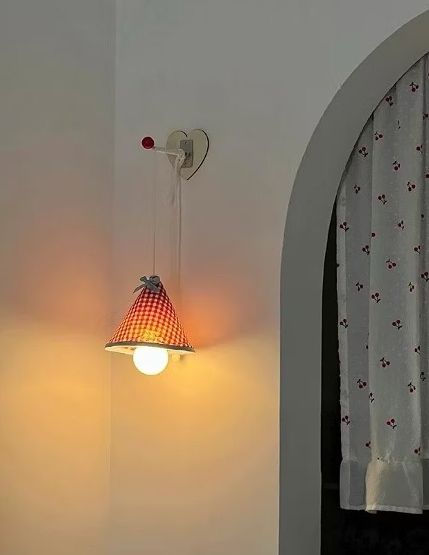 xbeebles's tweet photo. Kayaknya lampu ini cocok buat yang suka kamar dengan vibes cozy &amp; vintage 🥹🫶🏻 motifnya manis banget, apalagi pas dinyalain warm light-nya ✨ https://t.co/PQghKrd2yb