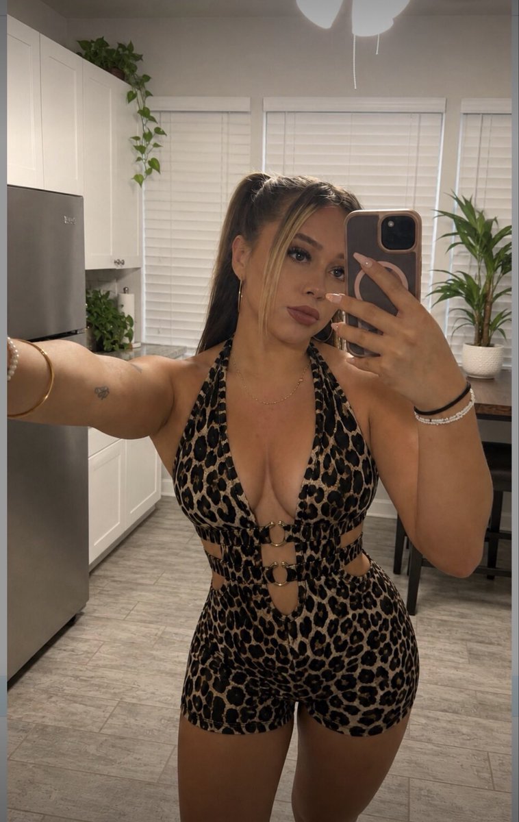 uronlylana's tweet photo. Feeling a little wild 🐆 link in bio😉 https://t.co/6lTaqlBJ92