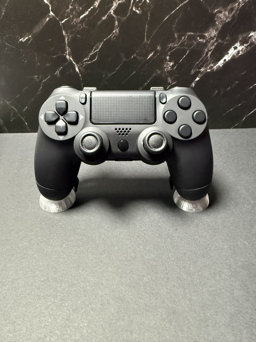 WalleCustoms's tweet photo. Batman is amongst us!

Suiovoi 8K Build for @KarlDaren @Rilol_8 

- Full black soft touch shell
- Black clicky face buttons
- Hair tirggers
- Mouse click bumpers
- Mouse click touchpad
- 4 rear mouse click blades

And that beautiful WalleCustoms bumper kit 🖤 https://t.co/gpDjydPofx