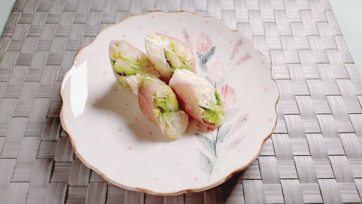AmenoPrincess's tweet photo. ようやく雨があがりました～(*´д｀*) それにしても野菜が高くていやんなっちゃう٩(๑`^´๑)۶
・鶏団子とエリンギのXO醤マヨ炒め
・生ハムとキャベツの生春巻き風
・ひじきの煮物
#夕食 #晩ごはん #料理 #手料理 #おうちごはん #cooking #cookingram #food #foods #foodie #foodstagram https://t.co/EFTJvNBLZo