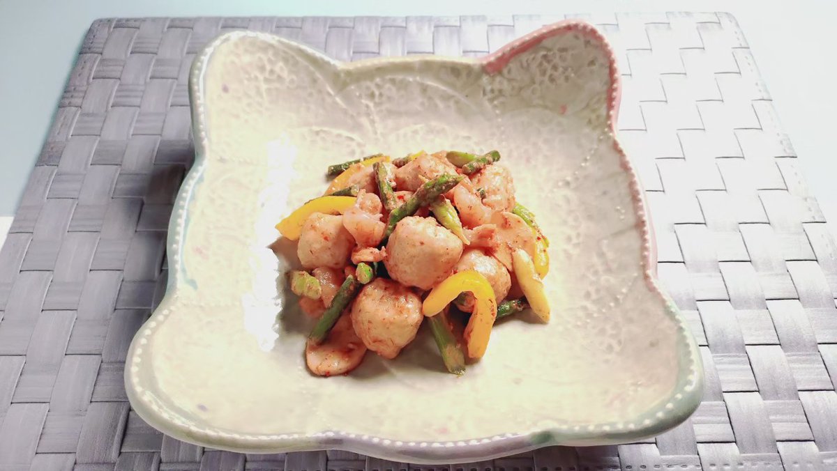 AmenoPrincess's tweet photo. ようやく雨があがりました～(*´д｀*) それにしても野菜が高くていやんなっちゃう٩(๑`^´๑)۶
・鶏団子とエリンギのXO醤マヨ炒め
・生ハムとキャベツの生春巻き風
・ひじきの煮物
#夕食 #晩ごはん #料理 #手料理 #おうちごはん #cooking #cookingram #food #foods #foodie #foodstagram https://t.co/EFTJvNBLZo